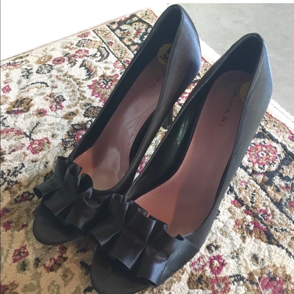 Tahari Satin Peep Toe Heels Size 9 - Picture 2 of 4